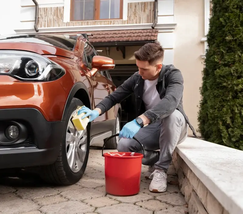 Lavage auto à domicile Les Corvées-les-Yys : professionnel intervenant sur un véhicule
